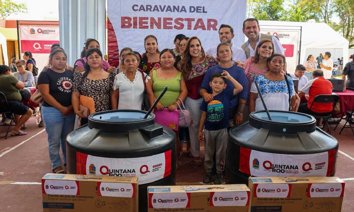 Entregan apoyo sociales en Felipe Carrillo Puerto.