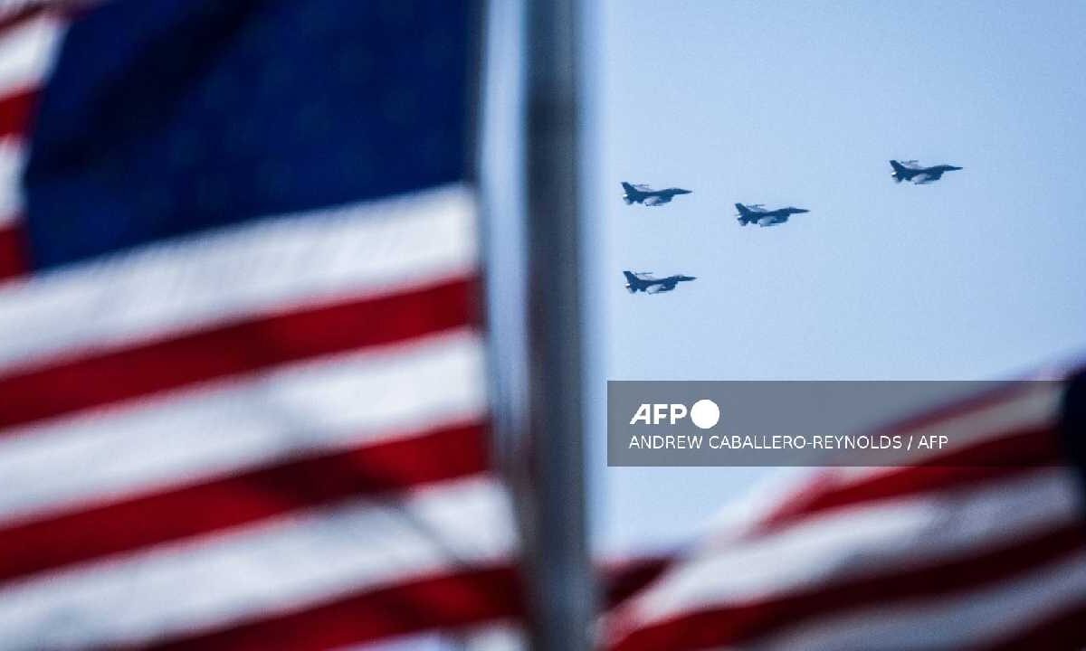 Irán afirma que derribó un caza de EU.