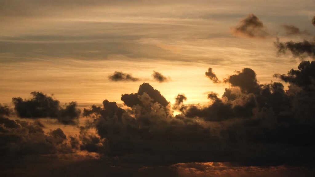 Clima en Quintana Roo: cielo nublado para hoy viernes y ambiente caluroso; estacionario frente frío 46