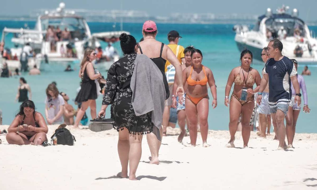 Prevén día caluroso con nublados.