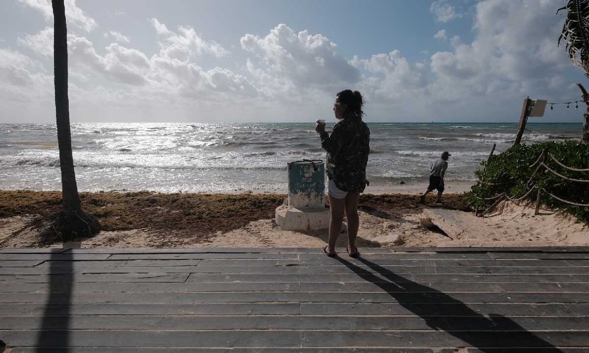 Prevén día caluroso con lluvias.