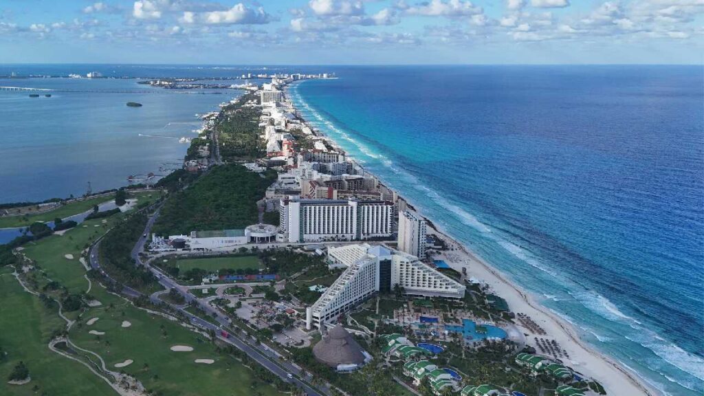 Conexión aérea une a Cancún con Acapulco, 2 gigantes del turismo, destaca Mara Lezama