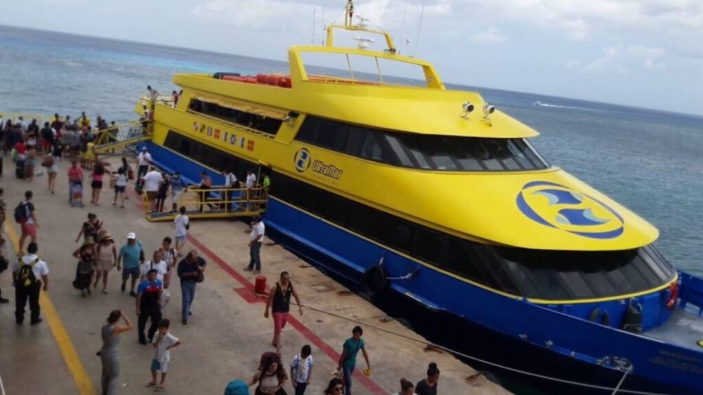 Usuarios del transporte marítimo en Cozumel. 