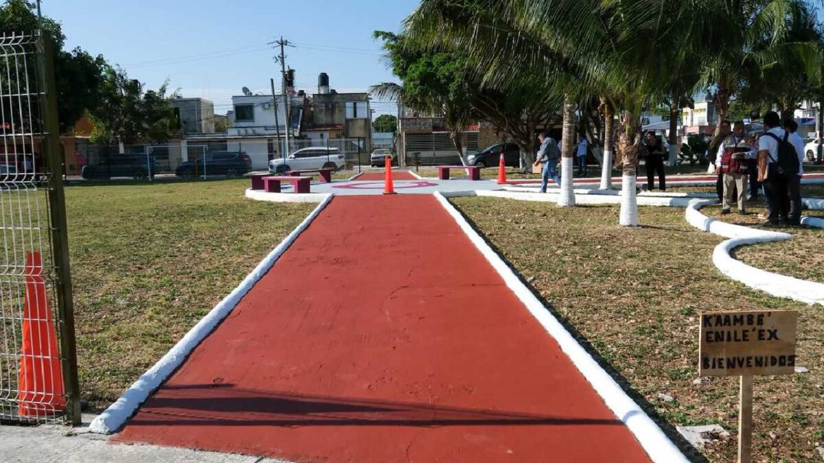 Rehabilitan parque en Chetumal.