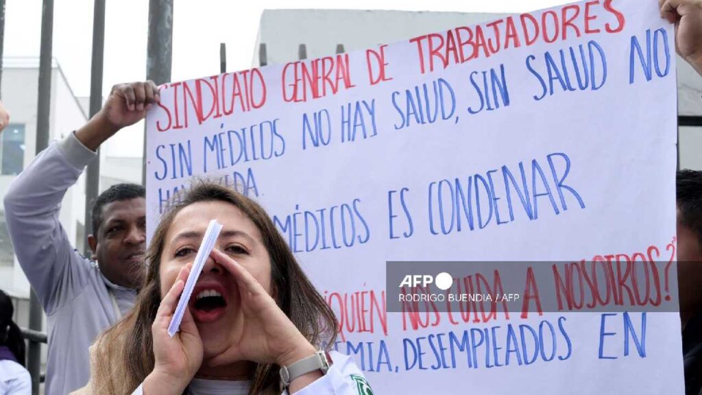 Ecuador enfrenta crisis sanitaria y médicos salen a protestar por despidos y falta de medicinas