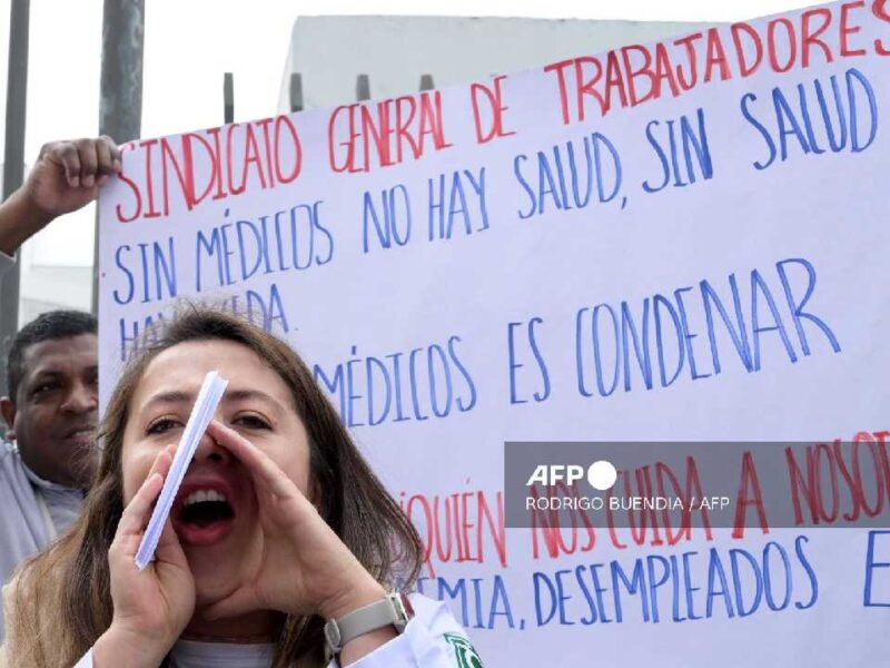 Ecuador enfrenta crisis sanitaria y médicos salen a protestar por despidos y falta de medicinas