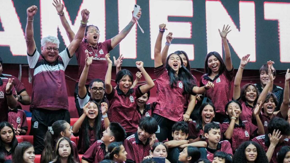 Abanderan a los atletas de Quintana Roo.