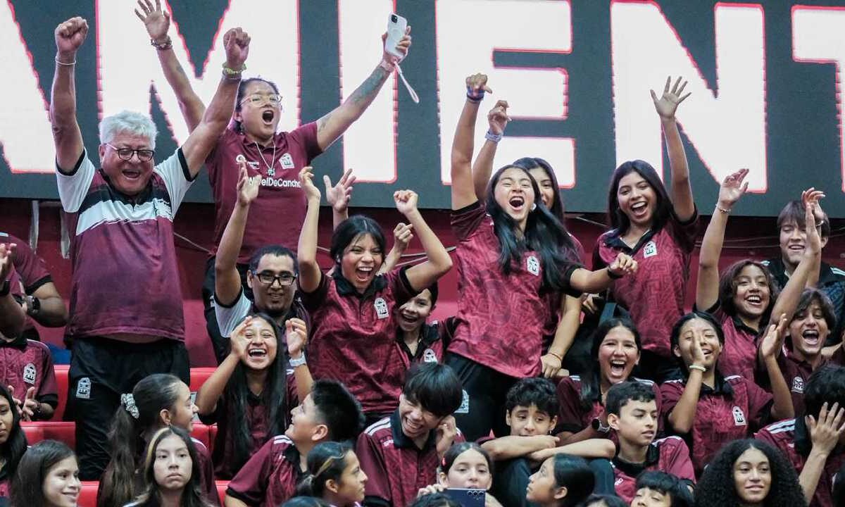 Abanderan a los atletas de Quintana Roo.