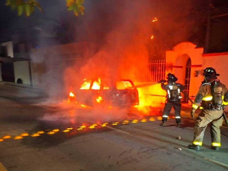 Incendio de vehículo en Cancún moviliza a Bomberos durante la madrugada