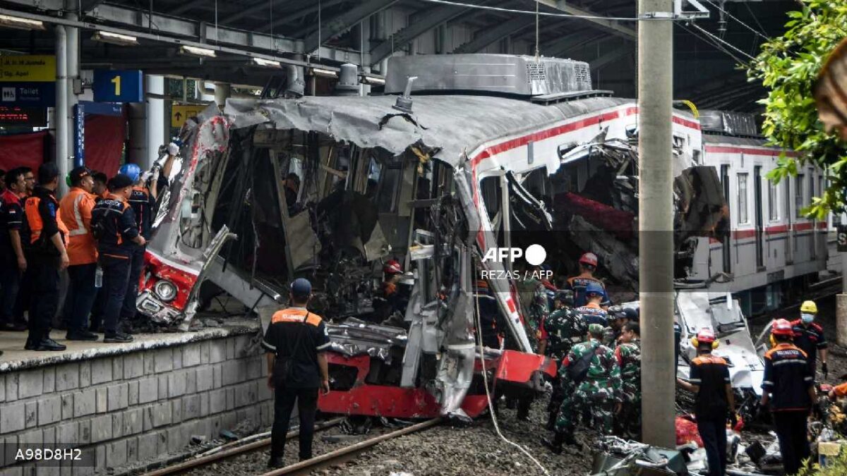 Choque de trenes mortal en Indonesia.