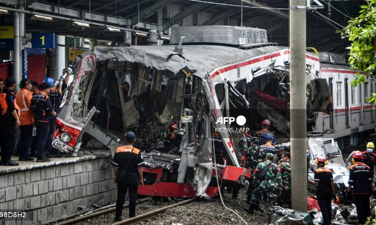 Choque de trenes mortal en Indonesia.