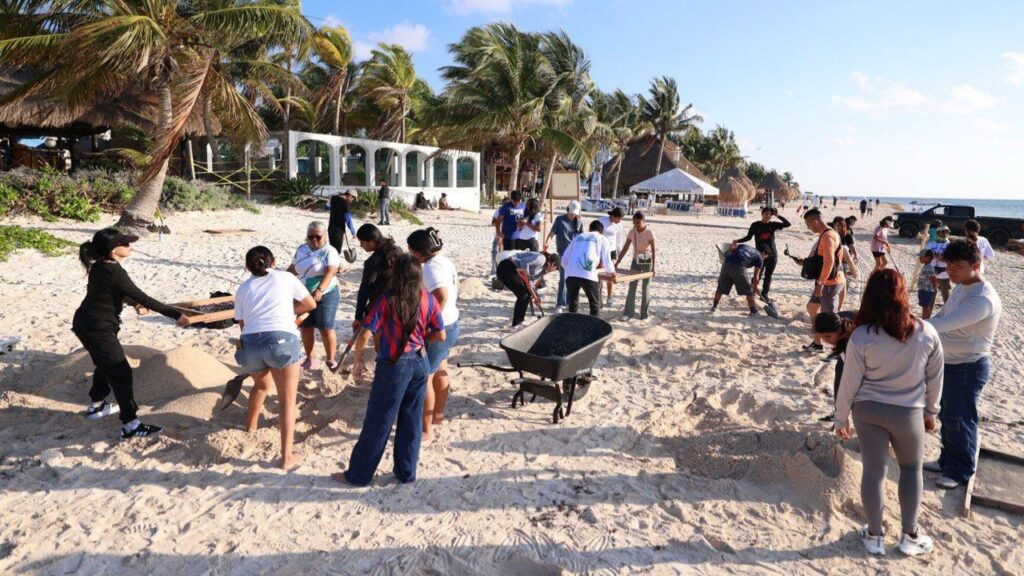 Más de 120 personas participan en limpieza de playas en Puerto Morelos por el Día de la Madre Tierra