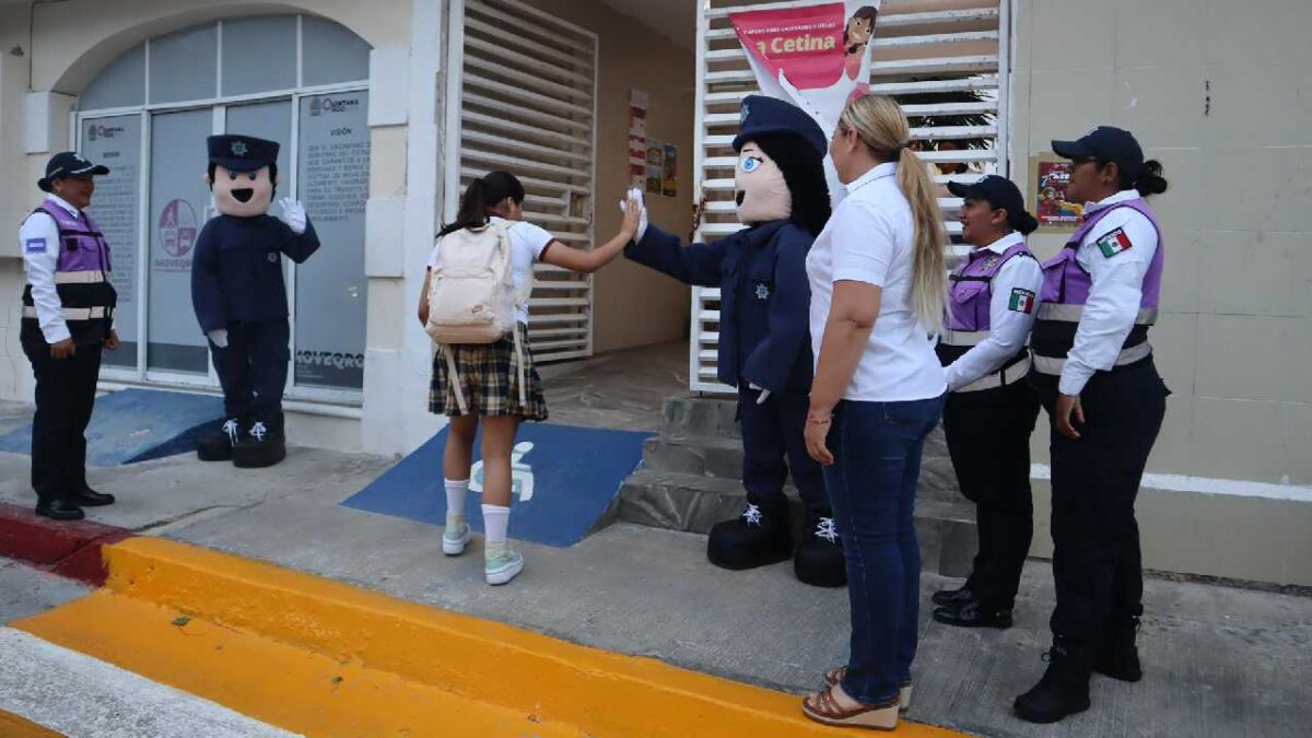 Dan la bienvenida a estudiantes en Isla Mujeres.