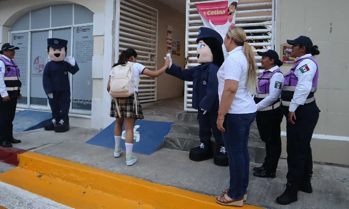 Dan la bienvenida a estudiantes en Isla Mujeres.