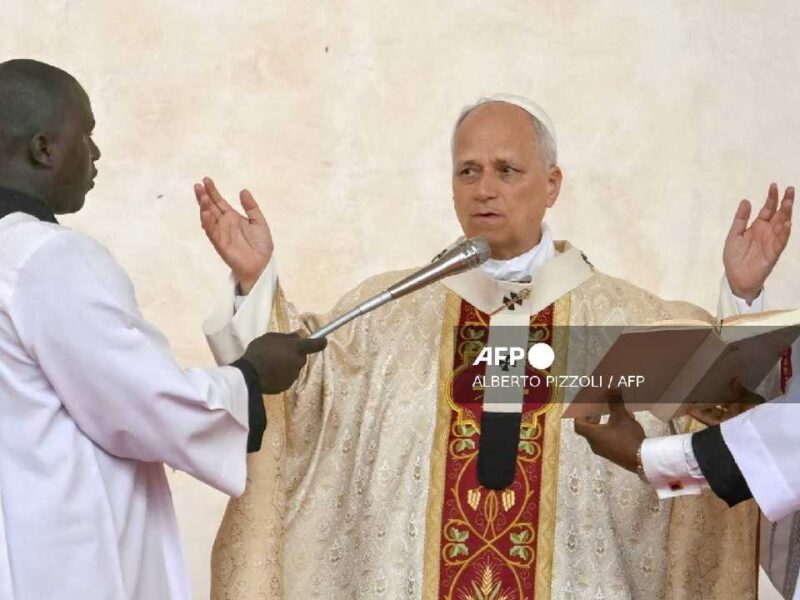 Papa León XIV defiende diálogo con gobiernos autoritarios tras gira por África; regresa a Roma