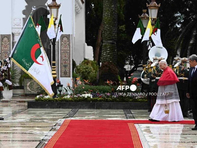 Papa León XIV pisa Argelia con mensaje de paz y evita choque con Trump