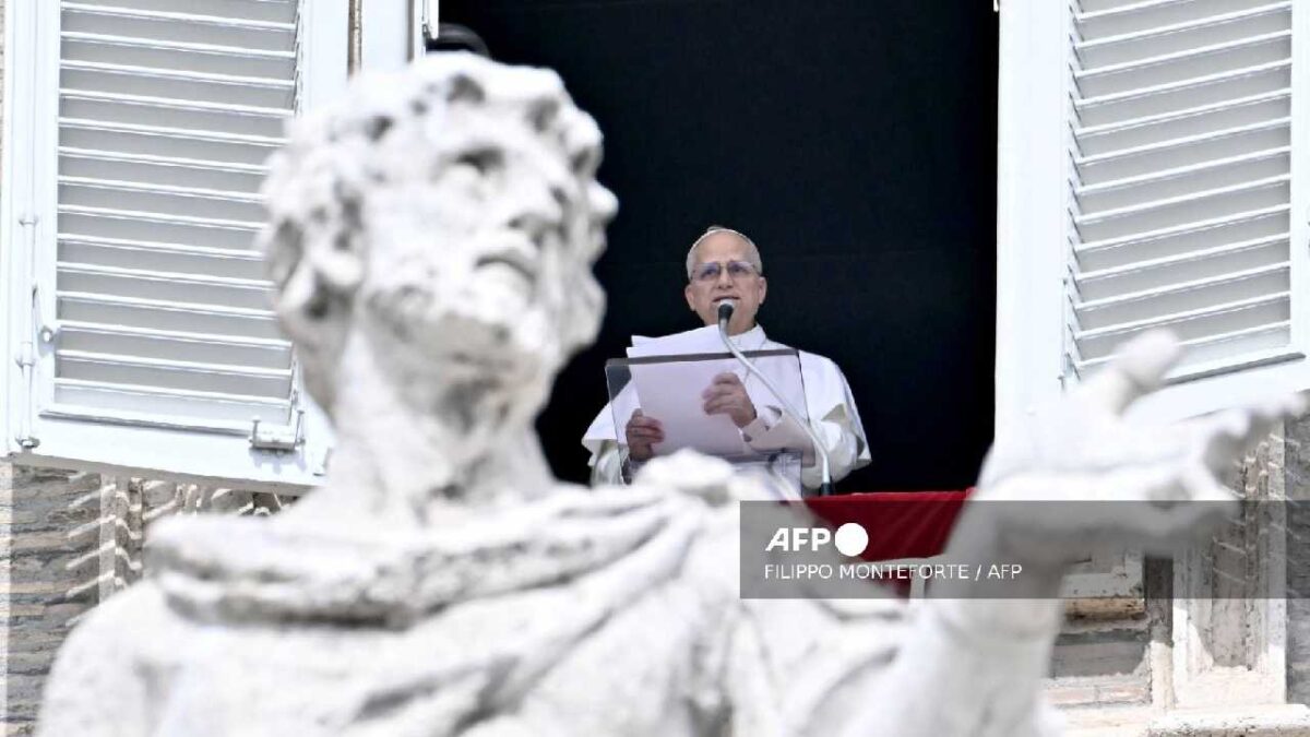 El santo padre abraza al pueblo libanés.