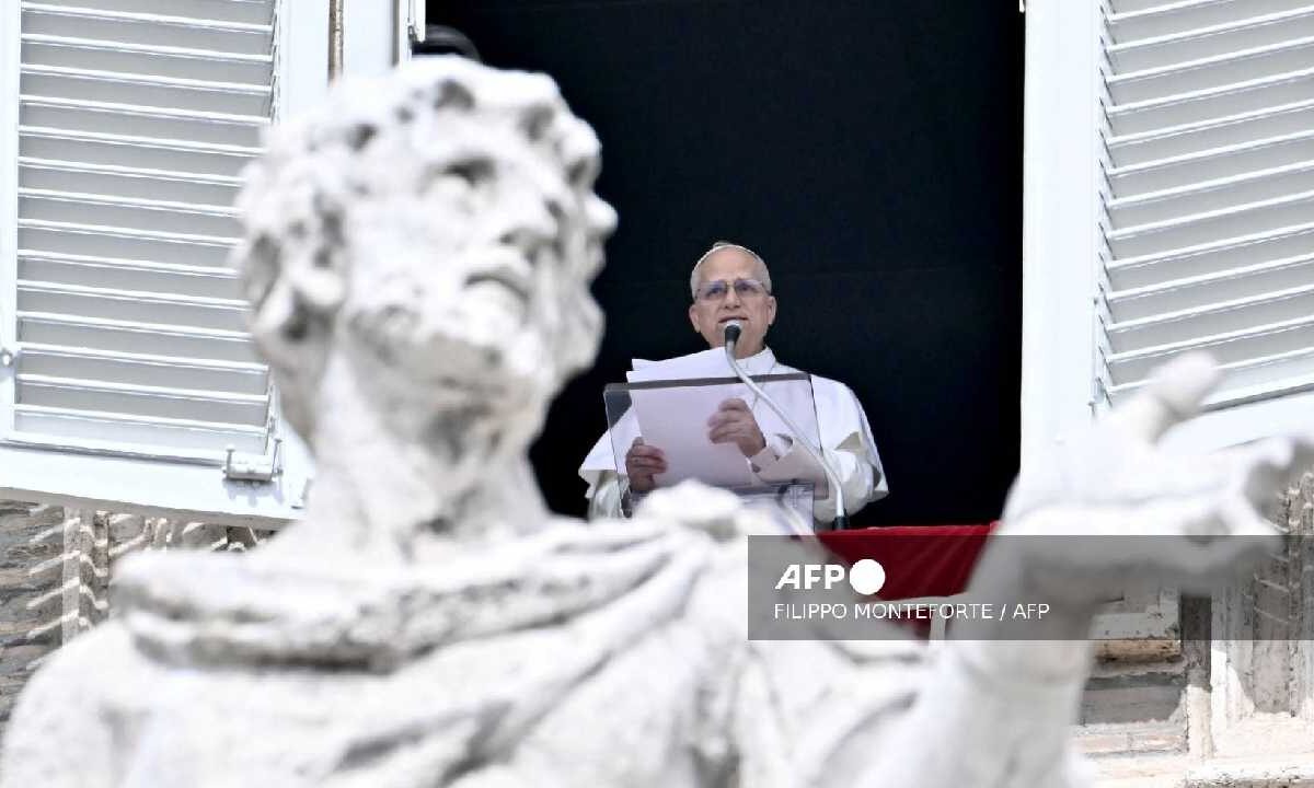 El santo padre abraza al pueblo libanés.
