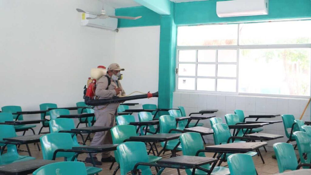 Ponen “chulas” las escuelas y entornos en Isla Mujeres para el regreso a clases el próximo lunes