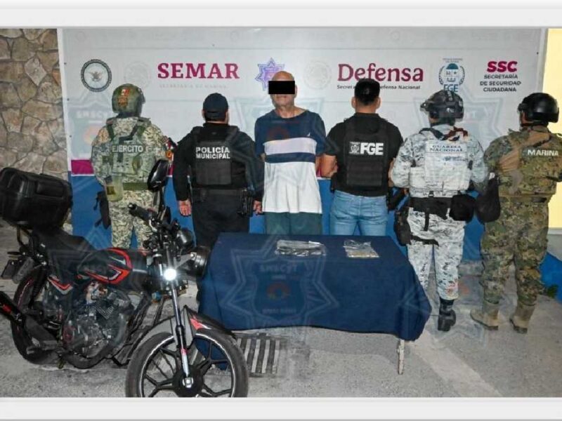Así fue capturado por la policía el sujeto que tundió a golpes a una mujer dentro de un camión en Cancún (video)