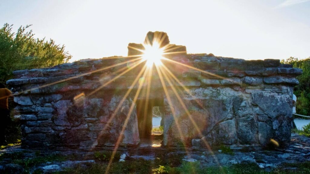 El Caracol: secreto maya que ilumina los atardeceres en Punta Sur