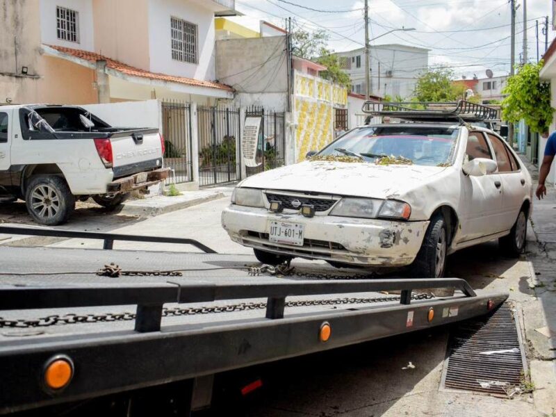Retiran autos abandonados y chatarra en la SM 95 de Cancún