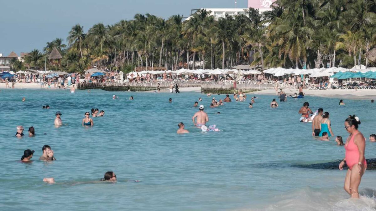 Llegan más turistas internacionales a México.