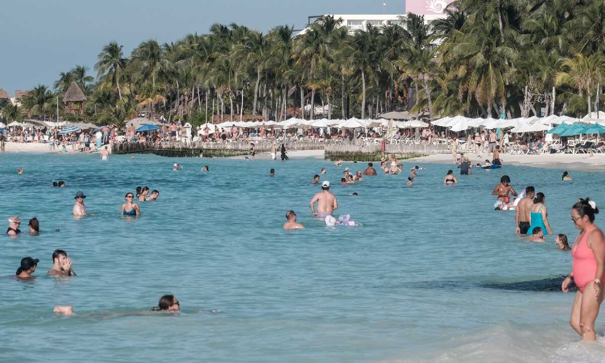 Llegan más turistas internacionales a México.