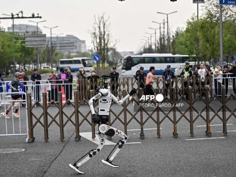 Robots sorprenden al mundo y derrotan a humanos en histórica carrera en Pekín