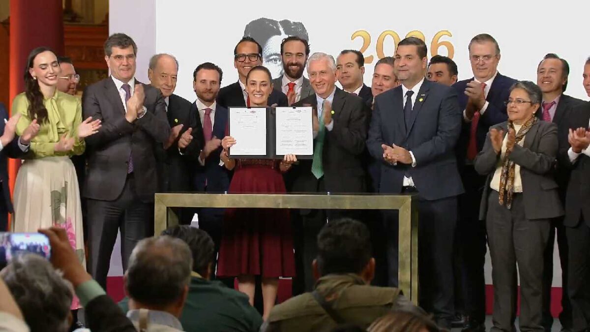 Industriales del acero y gobierno de México trabajan juntos.