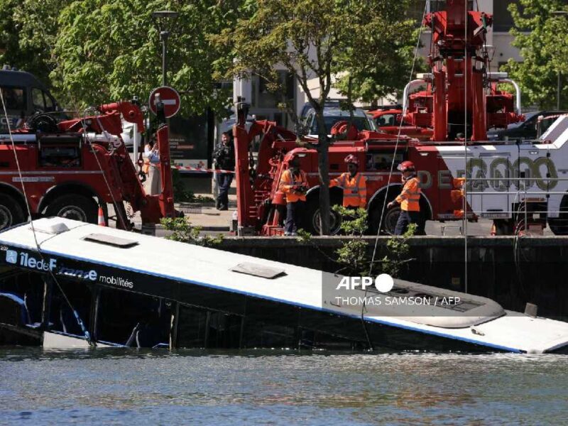 Sena: autobús cae al río cerca de París y deja cuatro personas rescatadas