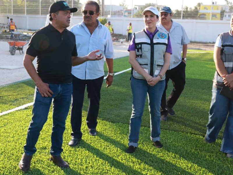 Supervisa Atenea Gómez Ricalde avances de cancha de futbol en Isla Mujeres