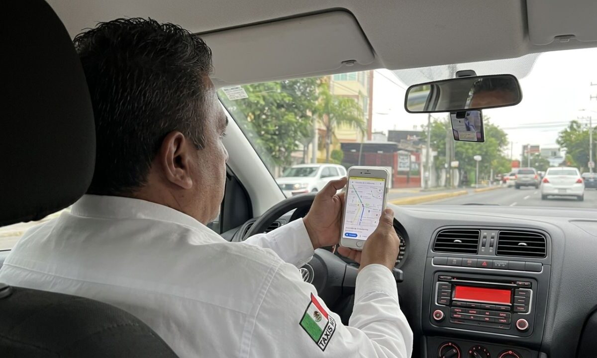 Denuncian a taxista en Playa del Carmen por retener a turistas