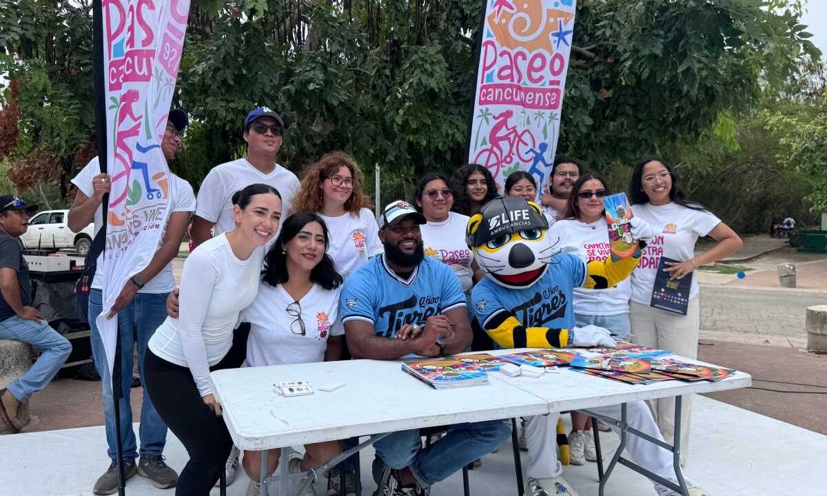 Tigres de Quintana Roo convive con su afición.