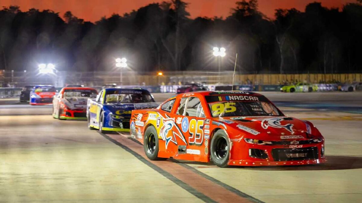Todo un éxito la carrera NASCAR en Tulum.