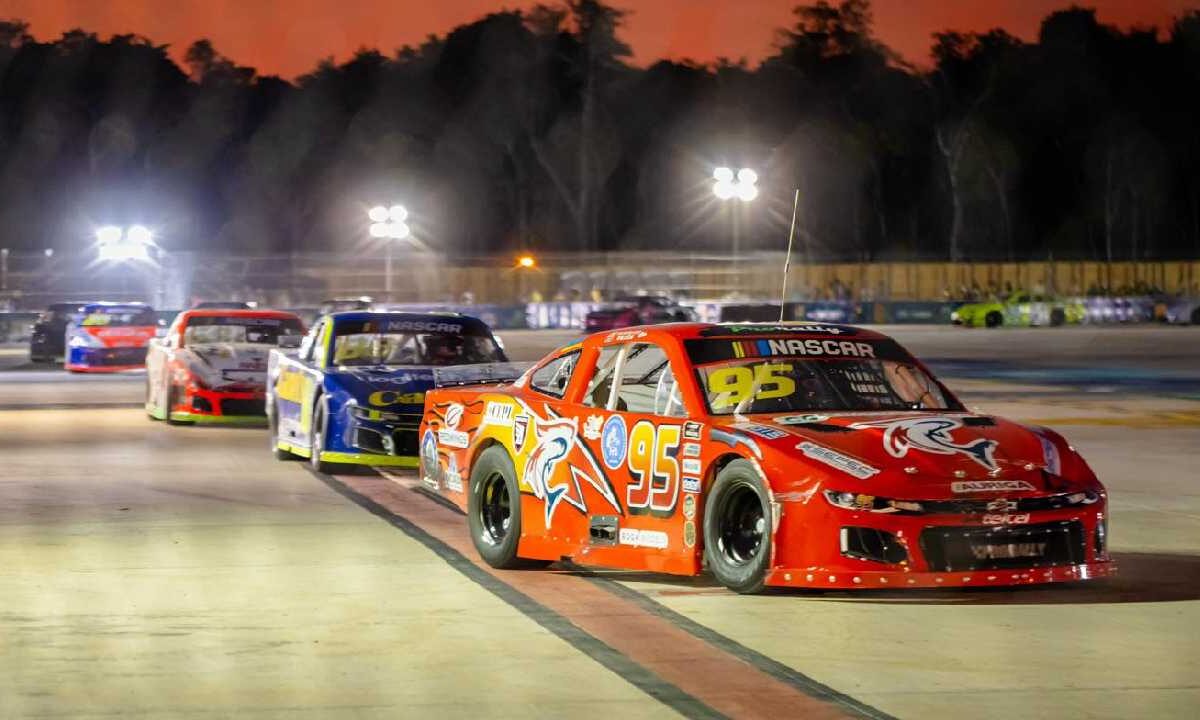 Todo un éxito la carrera NASCAR en Tulum.