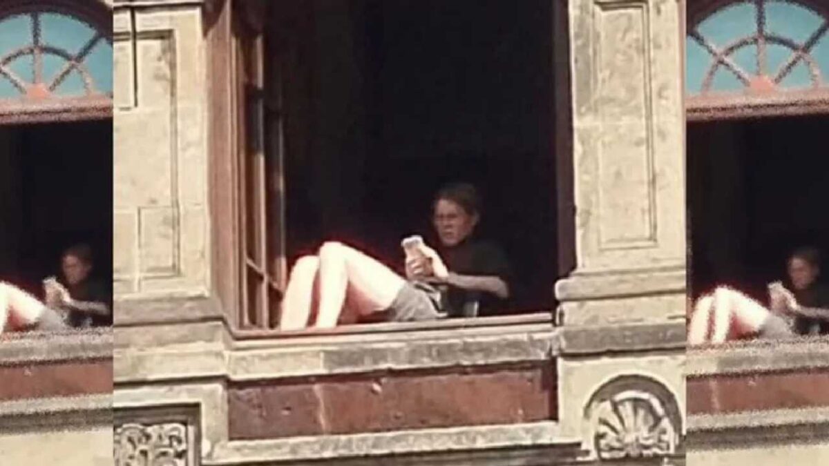 La mujer en el balcón fue captada.