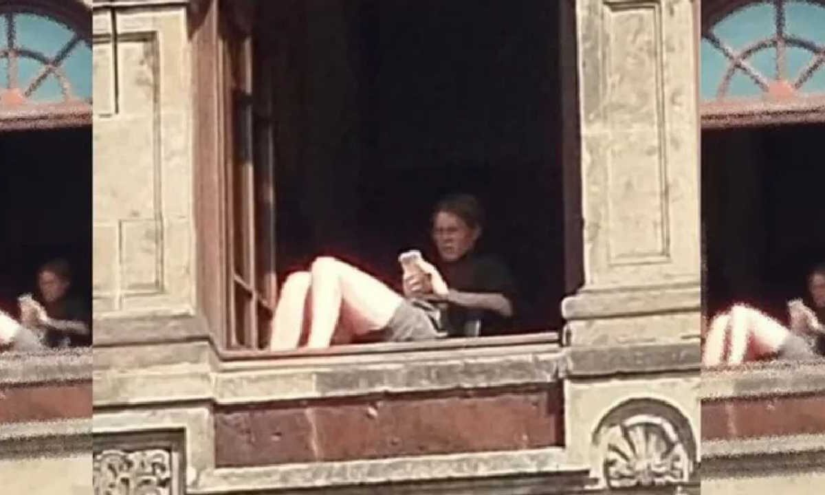La mujer en el balcón fue captada.