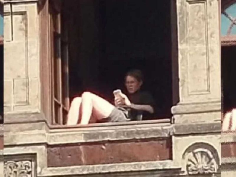 Tumba asoleada en balcón de Palacio Nacional a funcionaria de Hacienda