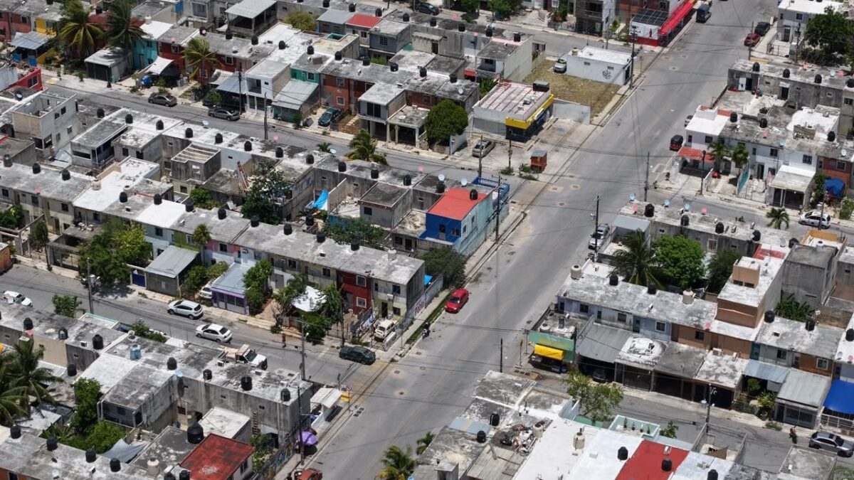 Ana Paty Peralta entrega 530 escrituras a familias de Cancún