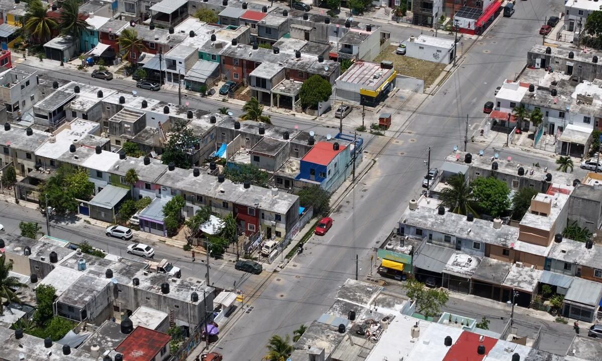 Ana Paty Peralta entrega 530 escrituras a familias de Cancún