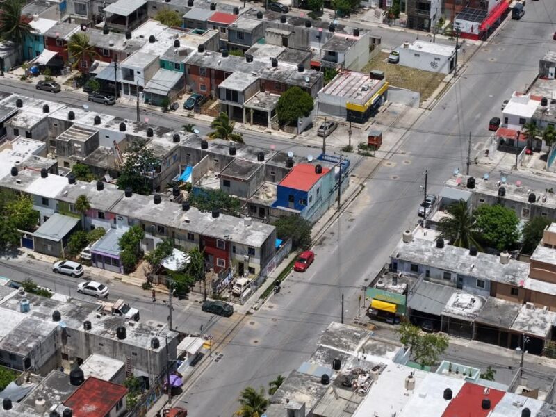 Ana Paty Peralta entrega 530 escrituras a familias de Cancún