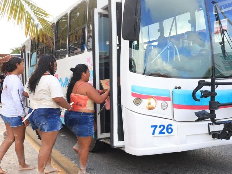 Cancún frena aumento al transporte; decisión sigue en el aire