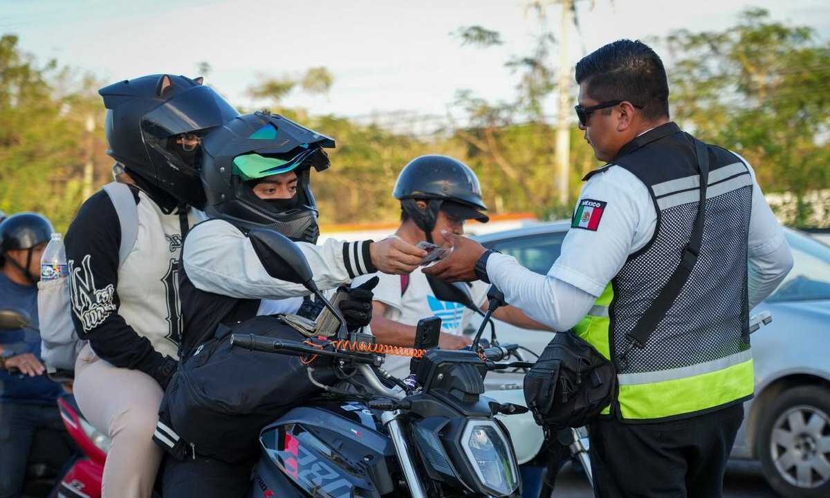Operativo en Cancún contra motos irregulares.