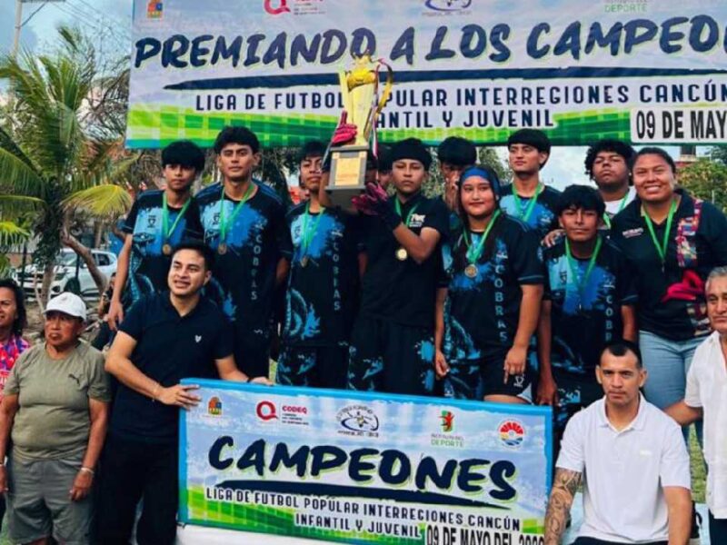 Atenea Gómez presume logro del equipo Cobras al coronarse en la categoría juvenil