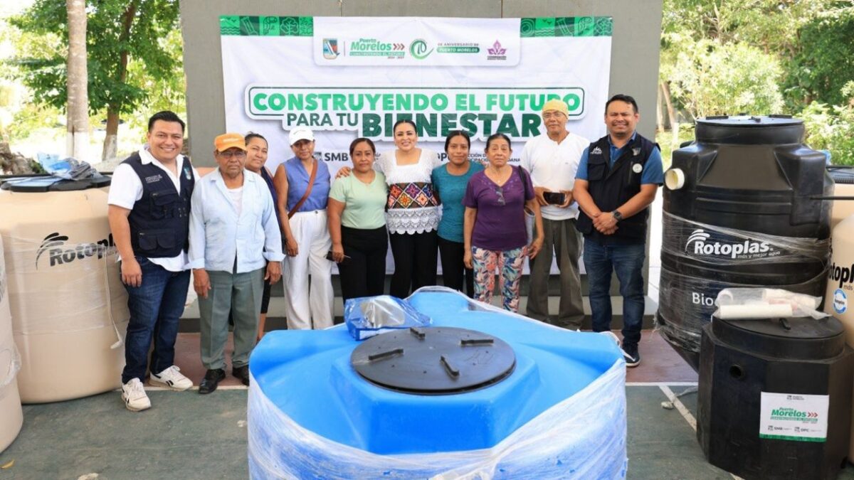 Blanca Merari entrega tinacos y equipos en Puerto Morelos