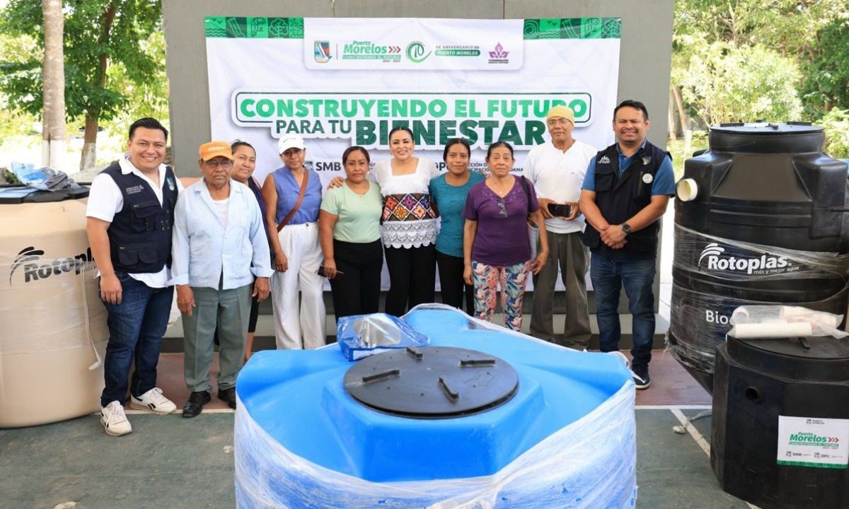 Blanca Merari entrega tinacos y equipos en Puerto Morelos