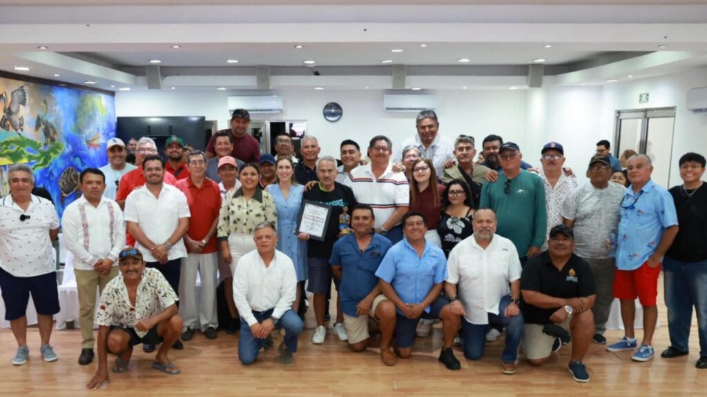 Homenaje en Isla Mujeres a Carlos Aminzade, DT de Caguameros