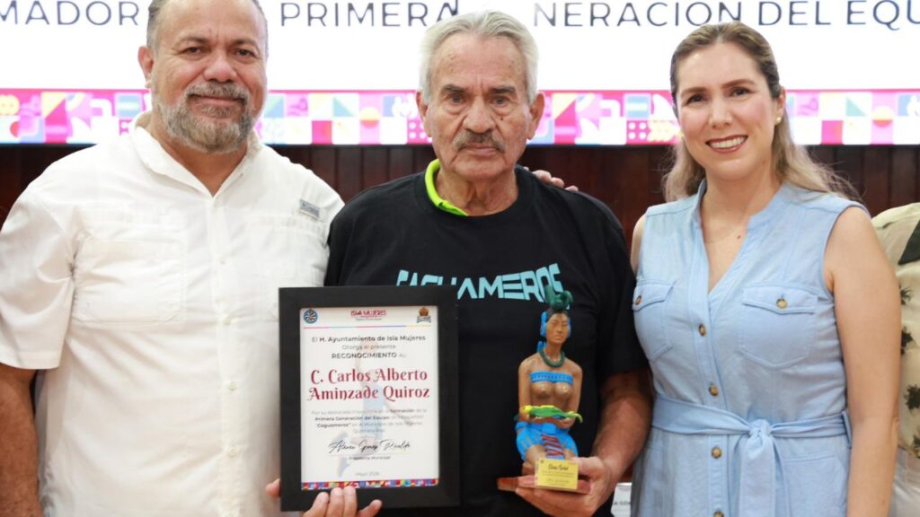 Homenaje en Isla Mujeres a Carlos Aminzade, DT de Caguameros