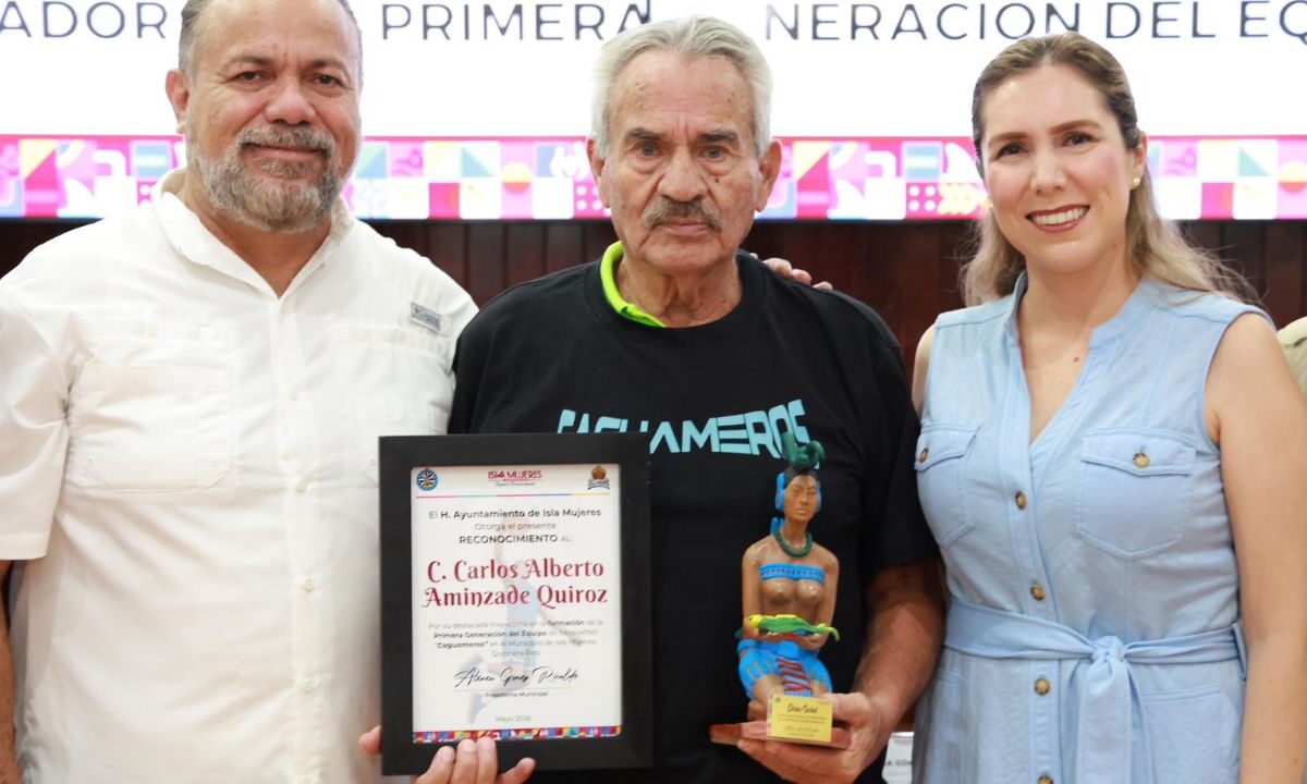 Homenaje en Isla Mujeres a Carlos Aminzade, DT de Caguameros